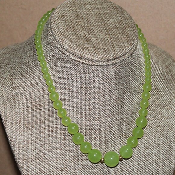 14K Apple Green Jade Necklace - Picture 4 of 9
